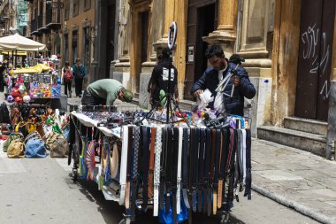 Palermo, İtalya - 13 Mayıs 2023: Tezgahında çanta, kemer, çanta, kıyafet ve güneş gözlüğü satan satıcı Palermo, Sicilya, İtalya 'da bir alışveriş caddesinde Maqueda