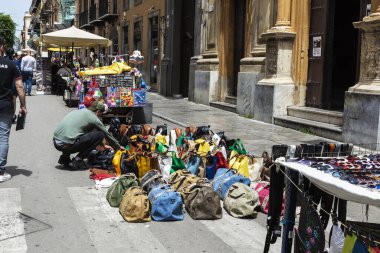 Palermo, İtalya - 13 Mayıs 2023: Tezgahında çanta, çanta, kıyafet ve güneş gözlüğü satan satıcı Palermo, Sicilya, İtalya 'da bir alışveriş caddesinde Maqueda
