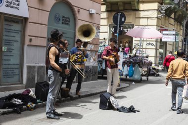 Palermo, İtalya - 13 Mayıs 2023: Via Maqueda adındaki alışveriş caddesinde eski Palermo, Sicilya, İtalya 'da yaşayan müzisyenler grubu