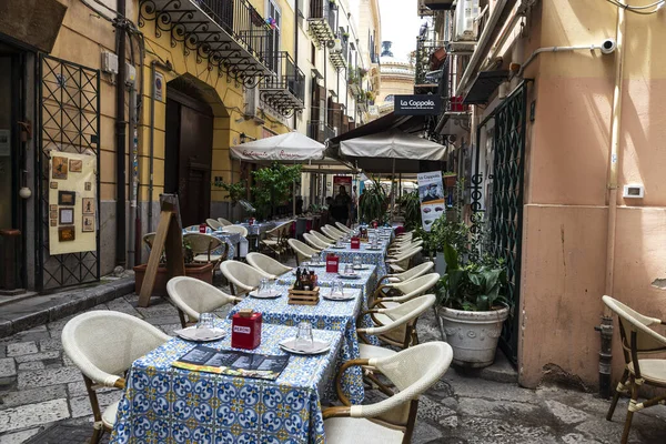 Palermo, İtalya - 13 Mayıs 2023: Eski Palermo, Sicilya, İtalya 'da dar bir sokaktaki bir restoran barının terası