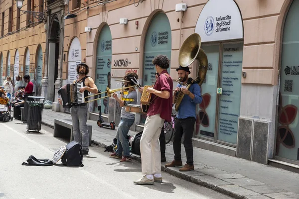 Palermo, İtalya - 13 Mayıs 2023: Via Maqueda adındaki alışveriş caddesinde eski Palermo, Sicilya, İtalya 'da yaşayan müzisyenler grubu