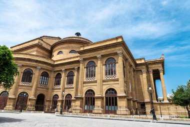 Teatro Massimo Vittorio Emanuele 'nin cephesi Palermo, Sicilya, İtalya' nın merkezinde.