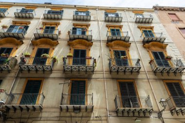 Eski Palermo, Sicilya, İtalya 'daki eski bir klasik binanın cephesi