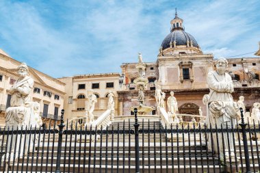 Praetorian Fountain veya Fontana Pretoria, İtalya 'nın Sicilya eyaletinin eski Palermo kentindeki 12 olimpiyatçıyı temsil eden muazzam bir çeşmedir.