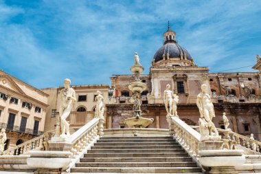 Praetorian Fountain veya Fontana Pretoria, İtalya 'nın Sicilya eyaletinin eski Palermo kentindeki 12 olimpiyatçıyı temsil eden muazzam bir çeşmedir.