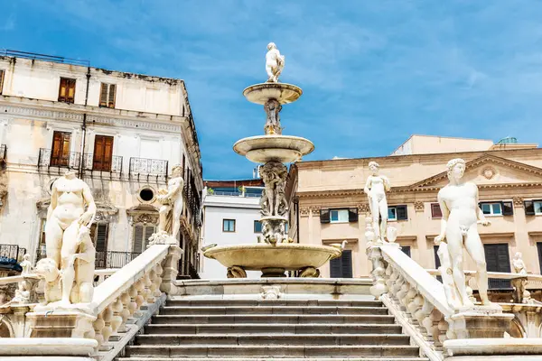 Praetorian Fountain veya Fontana Pretoria, İtalya 'nın Sicilya eyaletinin eski Palermo kentindeki 12 olimpiyatçıyı temsil eden muazzam bir çeşmedir.