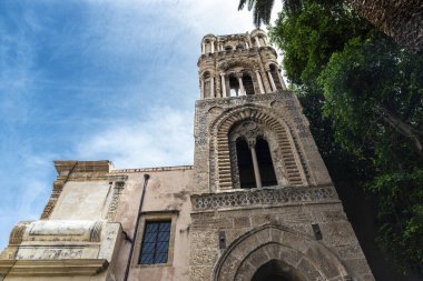 St. Mary Kilisesi 'nin Romanesk çan kulesi Amiral veya Santa Maria dell Ammiraglio, eski Palermo, Sicilya, İtalya' da Martorana olarak da bilinir.