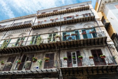 Eski Palermo, Sicilya, İtalya 'daki eski bir klasik binanın cephesi