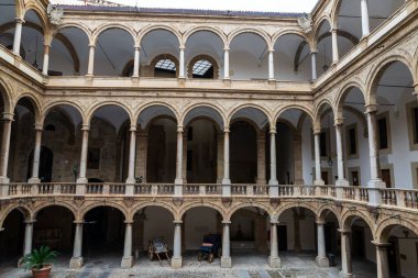 Palazzo dei Normanni 'nin iç avlusu veya eski Palermo, Sicilya, İtalya' daki Kraliyet Sarayı