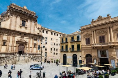 Palermo, İtalya - 13 Mayıs 2023: Santa Caterina d Alessandria Kilisesi ve Bellini Tiyatrosu 'nun ön cephesi, eski Palermo, Sicilya, İtalya' da