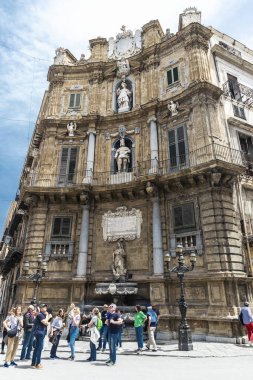 Palermo, İtalya - 13 Mayıs 2023: Piazza Vigliena, Barok Meydanı olarak bilinen Quattro Canti, eski Palermo, Sicilya, İtalya 'daki insanlar