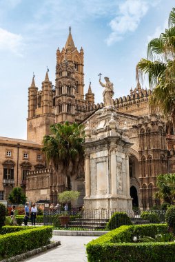 Palermo, İtalya - 13 Mayıs 2023: Palermo Katedrali 'nin ön cephesinde eski Palermo, Sicilya, İtalya' da insanlar vardı.