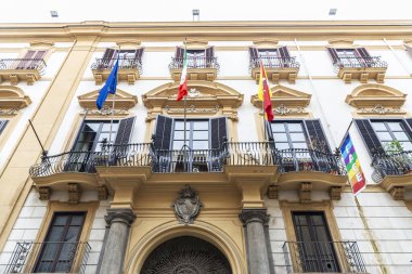 Palermo, İtalya - 13 Mayıs 2023: Eski Palermo, Sicilya, İtalya 'da LGTBI bayrağı taşıyan eski bir klasik binanın cephesi