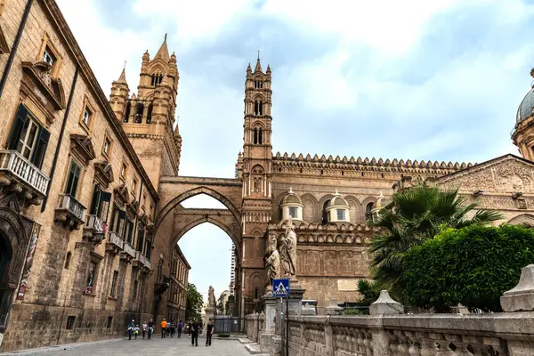 Palermo, İtalya - 13 Mayıs 2023: Palermo Katedrali 'nin ön cephesinde eski Palermo, Sicilya, İtalya' da insanlar vardı.