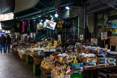 Palermo, İtalya - 13 Mayıs 2023: Ballaro Market 'te gıda mağazası, Palermo, Sicilya, İtalya' da insanlarla dolu sokak gıda pazarı