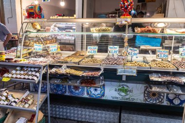 Palermo, İtalya - 13 Mayıs 2023: Ballaro Market 'te zeytin standı, Palermo, Sicilya, İtalya' da insanlarla dolu sokak yemekleri pazarı