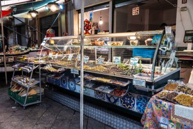 Palermo, İtalya - 13 Mayıs 2023: Ballaro Market 'te zeytin standı, Palermo, Sicilya, İtalya' da insanlarla dolu sokak yemekleri pazarı