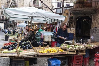Palermo, İtalya - 13 Mayıs 2023: Bir tanesi para sayan bir meyve ve sebze dükkanında satıcılar, Ballaro Market, Palermo, Sicilya, İtalya 'da sokak gıda pazarı