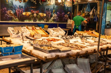 Palermo, İtalya - 13 Mayıs 2023: Ballaro Market 'teki balık ve deniz ürünleri dükkanı, Palermo, Sicilya, İtalya' daki insanların bulunduğu sokak yemekleri pazarı
