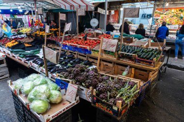 Palermo, İtalya - 13 Mayıs 2023: Ballaro Market 'te meyve ve sebze dükkanı, Palermo, Sicilya, İtalya' da insanların yaşadığı sokak yemekleri pazarı