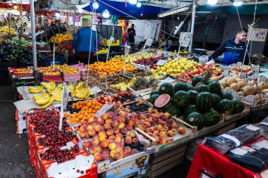 Palermo, İtalya - 13 Mayıs 2023: Ballaro Market 'te meyve ve sebze dükkanı, Palermo, Sicilya, İtalya' da insanların yaşadığı sokak yemekleri pazarı