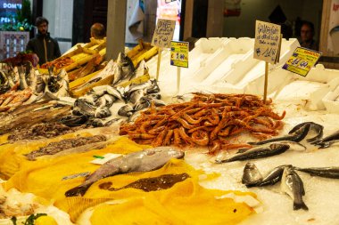 Palermo, İtalya - 13 Mayıs 2023: Ballaro Market 'teki balık ve deniz ürünleri dükkanı, Palermo, Sicilya, İtalya' daki insanların bulunduğu sokak yemekleri pazarı