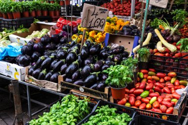 Palermo, İtalya - 13 Mayıs 2023: Ballaro Market 'te meyve ve sebze dükkanı, Palermo, Sicilya, İtalya' da sokak gıda pazarı