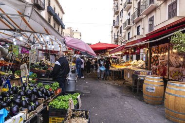 Palermo, İtalya - 13 Mayıs 2023: Ballaro Market 'te meyve ve sebze dükkanı, Palermo, Sicilya, İtalya' da insanların yaşadığı sokak yemekleri pazarı