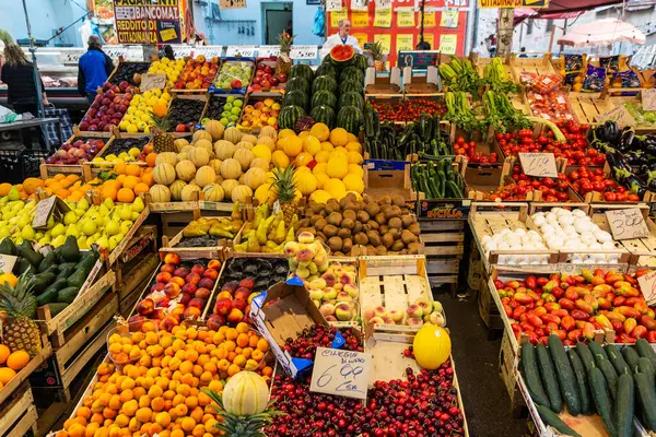 Palermo, İtalya - 13 Mayıs 2023: Ballaro Market 'te meyve ve sebze dükkanı, Palermo, Sicilya, İtalya' da insanların yaşadığı sokak yemekleri pazarı