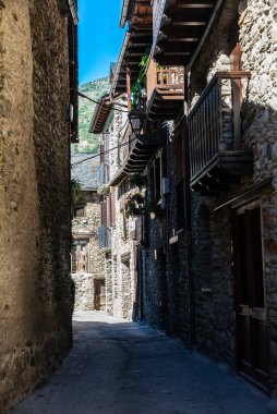 Esterri Aneu, Lleida, Katalonya, İspanya 'nın tipik köy evlerinin bulunduğu dar bir sokak.