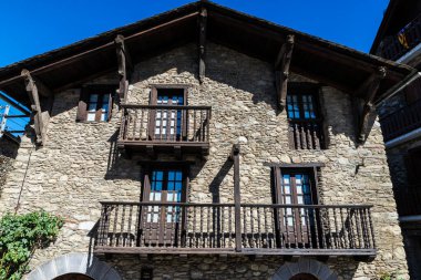 Esterri Aneu, Lleida, Katalonya, İspanya 'nın kırsal kesimindeki tipik bir evin cephesi