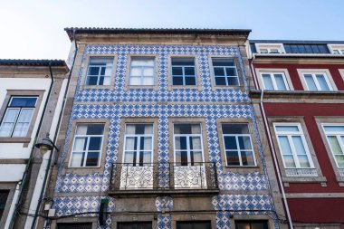 Portekiz 'in eski Braga kasabasında fayanslarla süslenmiş eski klasik binaların cephesi