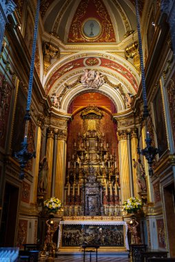 Portekiz 'in Braga kentindeki Braga Katedrali' nin içindeki sunak.