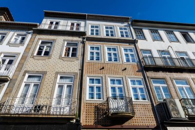 Portekiz 'in eski Braga kasabasında fayanslarla süslenmiş eski klasik binaların cephesi