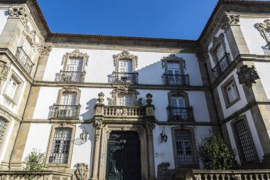 Braga Halk Kütüphanesi cephesi, eski Braga, Portekiz 'deki eski bir klasik bina.