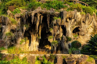 Bom Jesus do Monte, Braga, Portekiz Sığınağı 'nın yapay mağarası.