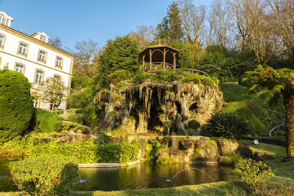 Bom Jesus do Monte, Braga, Portekiz Sığınağı 'nın yapay mağarası.