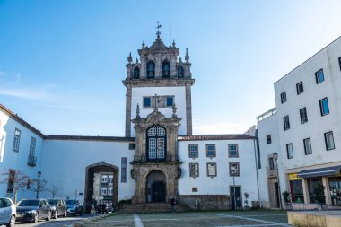 Braga, Portekiz - 25 Kasım 2023: Pius XII Müzesi ve Nossa Senhora da Torre Ortaçağ Kulesi