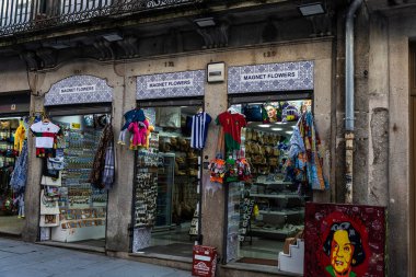 Oporto, Portekiz - 23 Kasım 2023: Oporto, Portekiz 'de bir alışveriş caddesinde bir hediyelik eşya dükkanının gösterimi