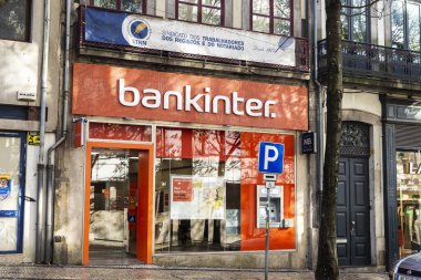 Oporto, Portekiz - 23 Kasım 2023: Porto veya Oporto, Portekiz 'deki Bankinter bankasının cephesi ve logosu 