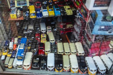 Oporto, Portekiz - 23 Kasım 2023: Oporto, Portekiz 'de ölçeklendirilmiş bir oyuncak araba dükkanının görüntüsü