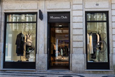 Oporto, Portekiz - 23 Kasım 2023: Oporto, Portekiz 'de bir alışveriş caddesinde bir Massimo Dutti giyim mağazasının görüntüsü