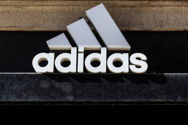 Oporto, Portekiz - 23 Kasım 2023: Oporto, Portekiz 'de bir alışveriş caddesinde bir Adidas mağazasının işareti