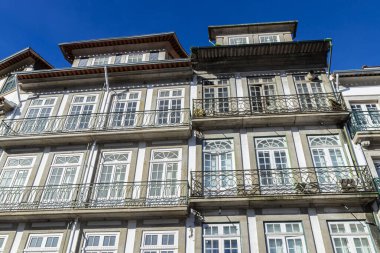 Portekiz 'in eski Porto veya Oporto kentindeki eski klasik binaların cephesi