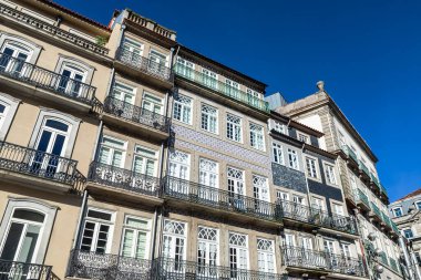 Portekiz 'in eski Porto veya Oporto kasabasında fayanslarla süslenmiş eski klasik binaların cephesi