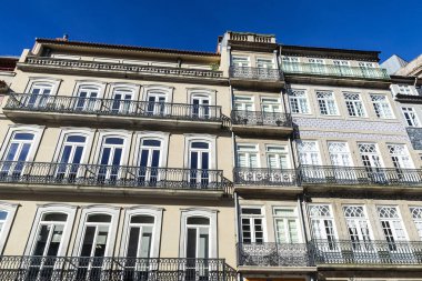 Portekiz 'in eski Porto veya Oporto kasabasında fayanslarla süslenmiş eski klasik binaların cephesi