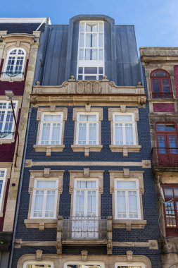Portekiz 'in eski Porto veya Oporto kasabasında mavi kiremitlerle süslenmiş eski klasik bir binanın cephesi.