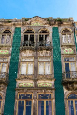 Portekiz 'in eski Porto veya Oporto kasabasında yeşil fayanslarla dekore edilmiş eski klasik bir binanın cephesi.