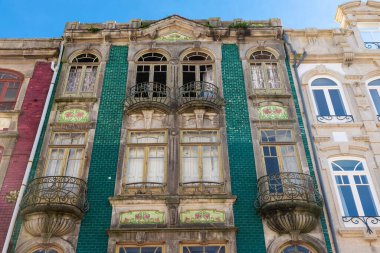 Portekiz 'in eski Porto veya Oporto kasabasında yeşil fayanslarla dekore edilmiş eski klasik bir binanın cephesi.