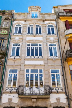 Portekiz 'in eski Porto veya Oporto kentindeki eski bir klasik binanın cephesi